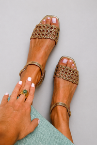 Luminosa | Goldene Sandalen mit Cut-out-Design