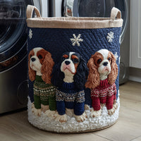 Liesbeth | Handgesteppter Wäschekorb mit Spanieln im Winterpullover