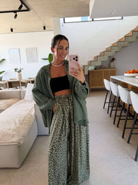 Marlene | Weite Schlabberhose mit Leoprint in Khaki